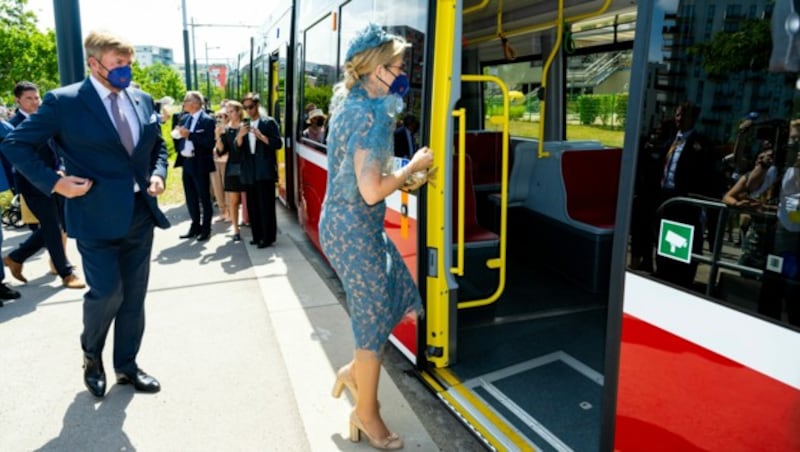 Royals fahren nur mit Privatchaffeur? Von wegen! König Willem-Alexander und Königin Maxima zeigten sich beim Wien-Besuch ganz leger und fuhren mit der Straßenbahn von einem Termin zum nächsten. (Bild: www.VIENNAREPORT.at)