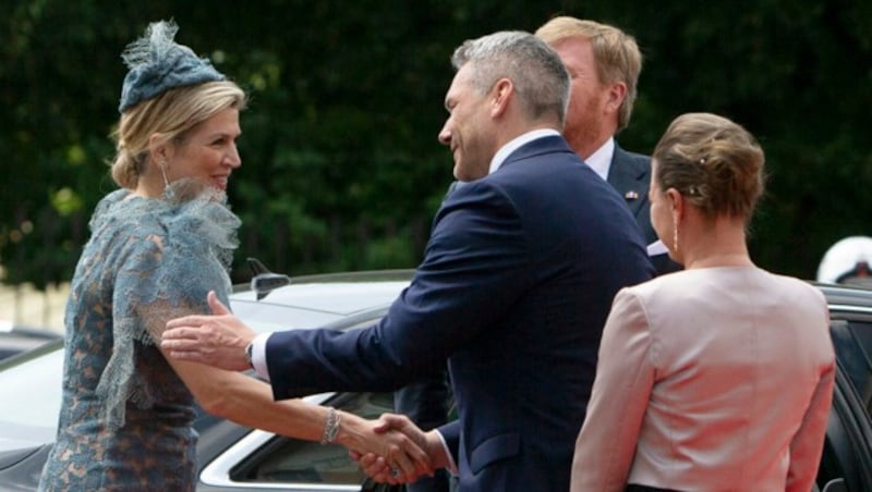 Bundeskanzler Karl Nehammer und seine Frau Katharina Nehammer begrüßen Königin Maxima und König Willem-Alexander. (Bild: APA/Photo by Alex HALADA/AFP)