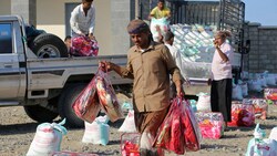 Ausgabe von Grundnahrungsmitteln im Jemen (Bild: APA/AFP/Khaled Ziad)