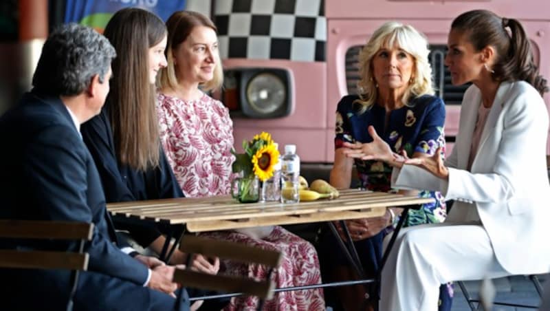 US-First Lady Jill Biden hat zusammen mit der spanischen Königin Letizia ein Aufnahmezentrum für Flüchtlinge aus der Ukraine in Madrid besucht. (Bild: AP)