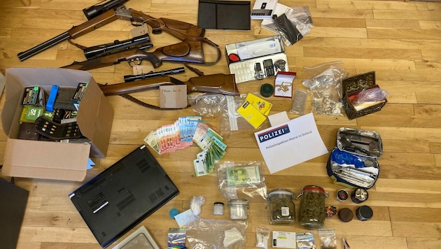 Drogen, Waffen, Bargeld und Wertgegenstände wurden von der Polizei beschlagnahmt. (Bild: Polizei Tirol)