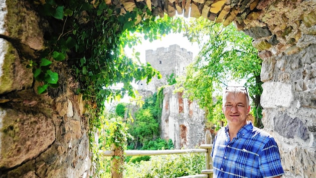 Stadtrat Manfred Eber (re.) zeigt der „Krone“, wo die Burg Gösting ab Herbst in Begleitung von Guides wieder zugänglich sein wird. (Bild: Sepp Pail)