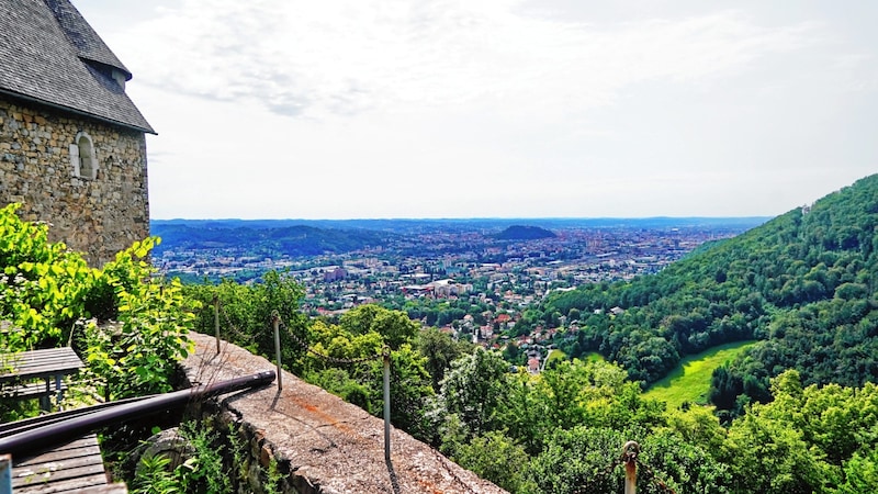 Ein herrlicher Ausblick von der Burg über die Landeshauptstadt (Bild: Sepp Pail)