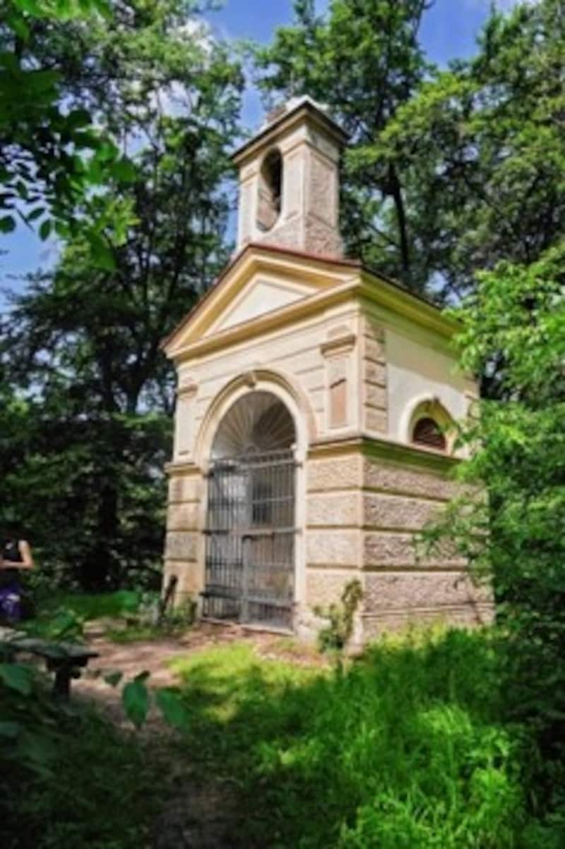 Vor der Cholerakapelle (oben) entsteht ein Rastplatz. „Ein Tisch und Bänke sind hier geplant“, verrät Eber. (Bild: Sepp Pail)