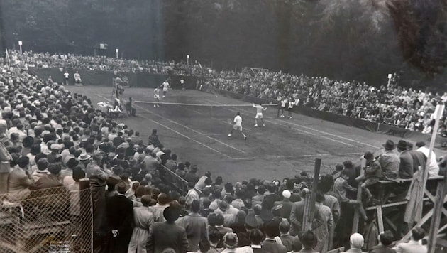 Das internationale Tennisturnier in Salzburg 1952: Tausende Zuschauer drängten sich am Centrecourt im Volksgarten. (Bild: Tröster Andreas)