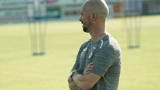 Sturm-Coach Christian Ilzer beobachtete das Treiben seiner Spieler in Schladming (Bild: Pail Sepp)