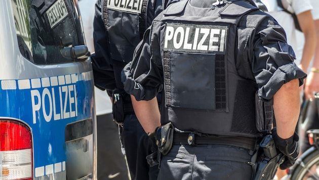 Der Mord an einem dreijährigen Mädchen schockiert Deutschland. Der Vater soll das Kind in einen Kanal geworfen haben. (Bild: Animaflora PicsStock/stock.adobe.com)