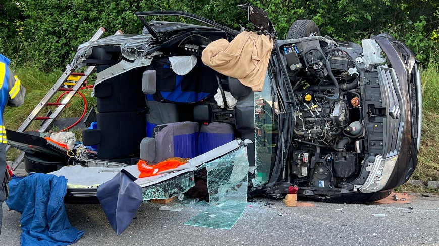 Der 56-jährige Lenker dieses Suzukis musste aus seinem total zerstörten Fahrzeug befreit werden. (Bild: Feuerwehr Isny)