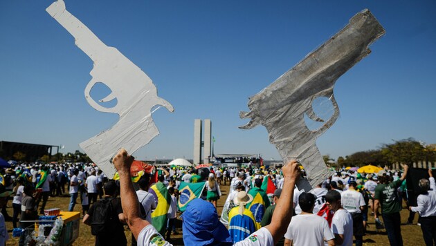 Ein Waffenbefürworter bei einer Demonstration in Brasilien (Bild: AFP)