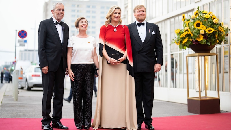 Maxima und Willem-Alexander posierten gemeinsam mit Alexander Van der Bellen und Doris Schmidauer für die Fotografen vor dem Konzerthaus. (Bild: APA/GEORG HOCHMUTH)