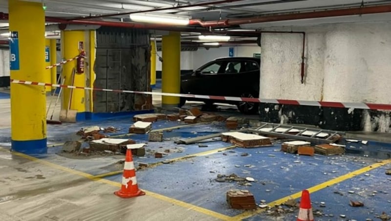 Ein Stück Mauer stürzte ein, nachdem die Hauptplatz-Tiefgarage geflutet worden war (Bild: BF Linz)