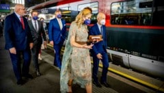 Königin Maxima und König Willem-Alexander bestiegen am Mittwoch am Wiener Hauptbahnhof einen Zug in Richtung Graz. (Bild: www.viennareport.at)