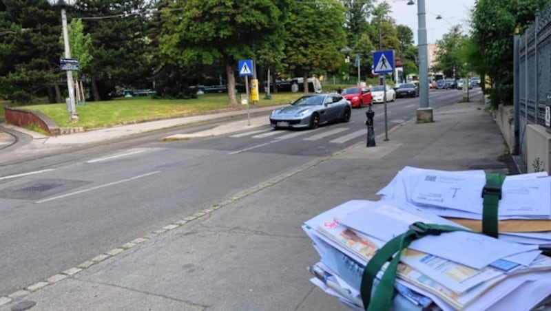 Mittwochvormittag lagen die zwei Postbündel immer noch dort. (Bild: zVg, Krone KREATIV)