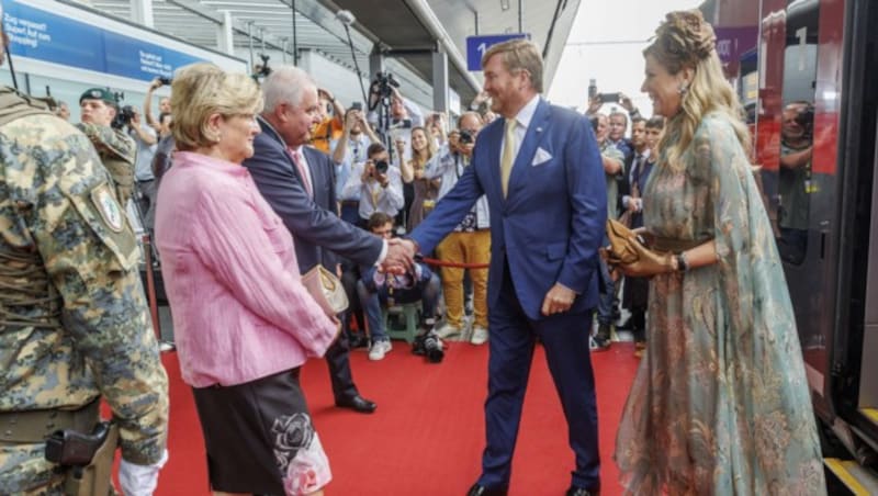 Willem-Alexander und Maxima wurden in Graz von Landeshauptmann Hermann Schützenhöfer begrüßt. (Bild: APA/ERWIN SCHERIAU)