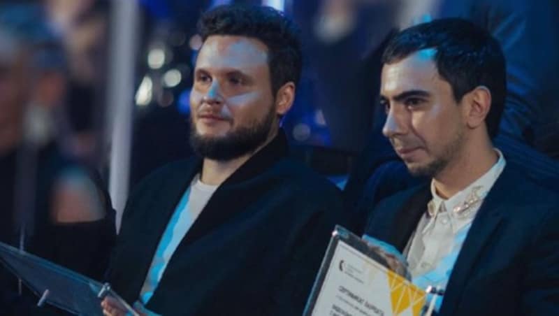 Alexei Stoljarow und Vladimir Krasnow haben in ihrer Comedy-Sendung „Russia Calling“ schon früher ausländische Regierungschefs hinters Licht geführt. Nun reklamiert das Duo den falschen Klitschko für sich. (Bild: t.me/Russiacalling)