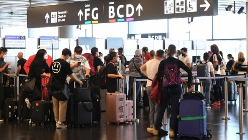 Früh genug zum Flughafen zu fahren, kann den Stress beim Einchecken schon deutlich verringern. (Bild: P. Huber)