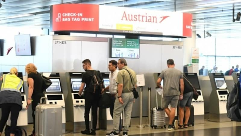 Von den Streiks an mehreren deutschen Flughäfen sowie bei der Deutschen Bahn und bei anderen Bahnbetreibern ist auch Österreich betroffen. Am Flughafen Wien (Bild) fallen am Freitag 30 Flüge aus. (Bild: P. Huber)