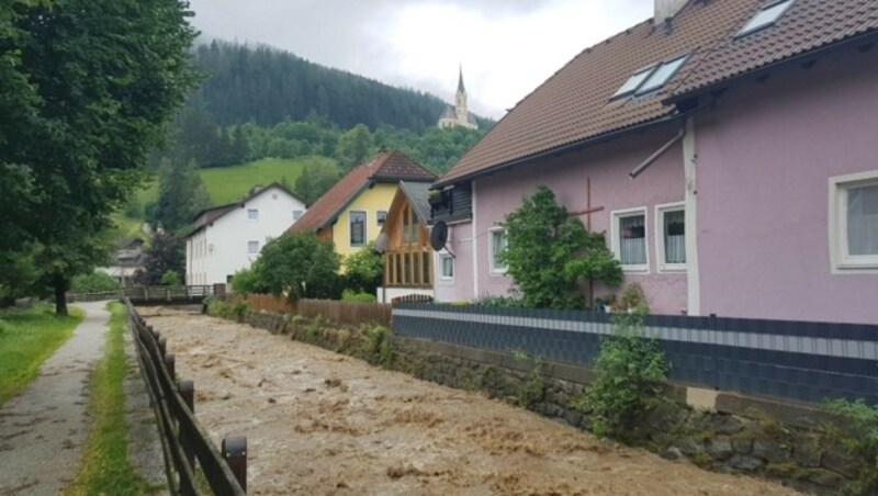 Dem Tamsweger Bürgermeister Georg Gappmayer zufolge fiel der Pegel gegen 12:20 bereits wieder. (Bild: Roland Holitzky)