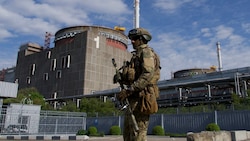Russische Soldaten halten das Kernkraftwerk seit März besetzt. (Bild: APA/AFP/Andrey Borodulin)
