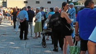 Unter den Wartenden waren auch viele ältere Personen.