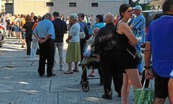 Unter den Wartenden waren auch viele ältere Personen.