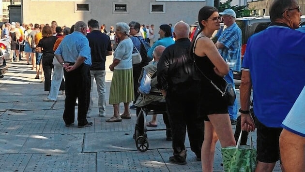 Unter den Wartenden waren auch viele ältere Personen. (Bild: FPÖ-Wien)