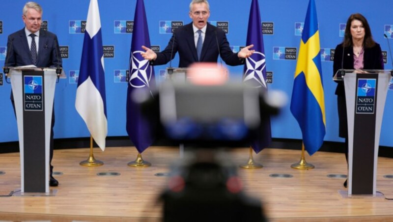 NATO-Generalsekretär Jens Stoltenberg (Mitte) mit dem finnischen Außenminister Pekka Haavisto, (links) und der schwedischen Außenministerin Ann Linde (Bild: The Associated Press)