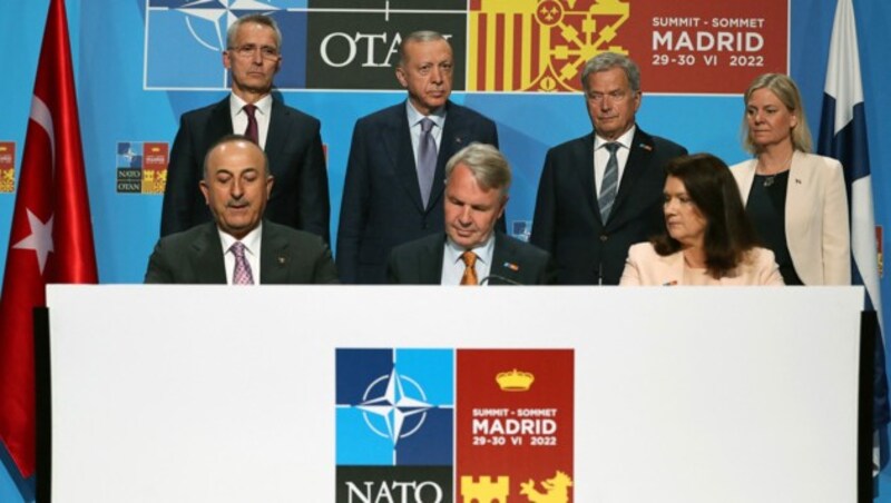 Von hinten links: NATO-Generalsekretär Jens Stoltenberg, der türkische Präsident Recep Tayyip Erdogan, der finnischen Präsident Sauli Niinisto und die schwedische Premierministerin Magdalena Andersson. Vorne von links: Der türkische Außenminister Mevlut Cavusoglu, der finnische Außenminister Pekka Haavisto und die schwedische Außenministerin Ann Linde (Bild: AFP)