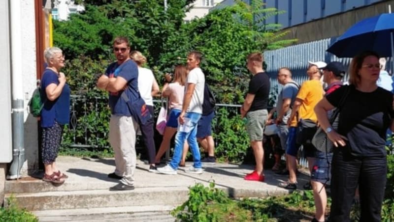 Die Abwicklung der Garagen-Verträge fand direkt bei der Wohnanlage im Baubüro statt. (Bild: FPÖ-Wien)