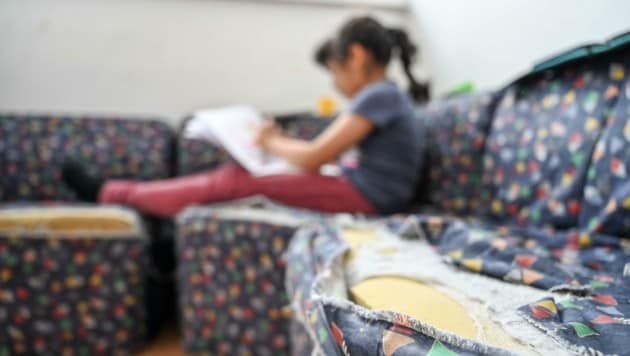 In Vöcklabruck werden die Schüler noch mindestens ein Jahr auf einer zerrissenen Couch lernen müssen. (Bild: Wenzel Markus)