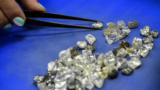 Qualitätskontrolle durch eine Mitarbeiterin des russischen Konzerns Alrosa (Bild: APA/AFP/Alexander NEMENOV)