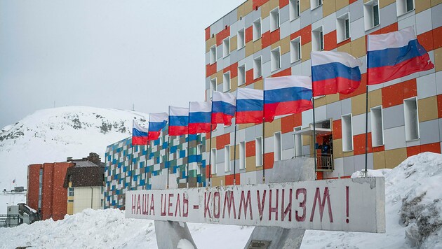 Die russische Siedlung Barentsburg auf Spitzbergen (Bild: APA/AFP/Jonathan NACKSTRAND)