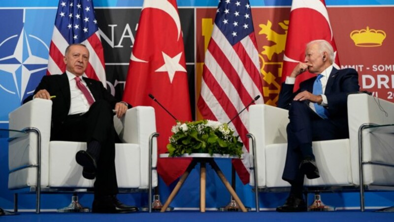 US-Präsident Joe Biden (re.) traf in Madrid auf den türkischen Präsidenten Recep Tayyip Erdogan. (Bild: AP)