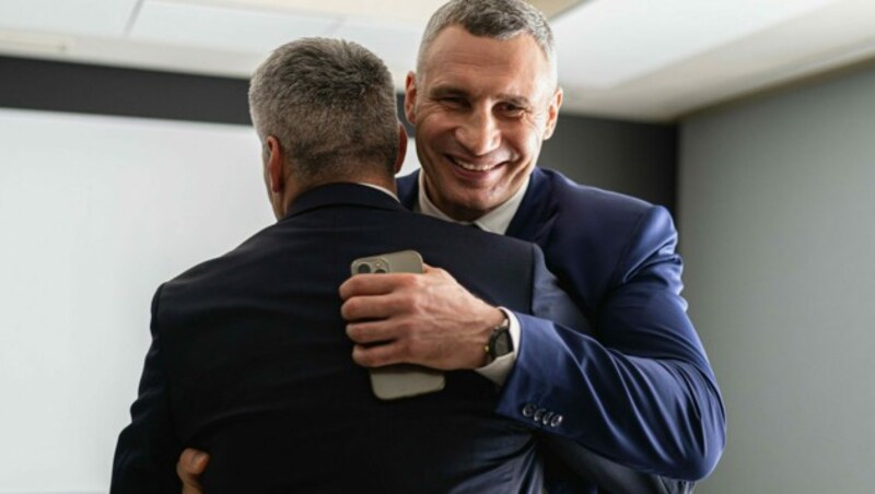 Herzliche Umarmung: Karl Nehammer und Vitali Klitschko (Bild: BKA/Schrötter)