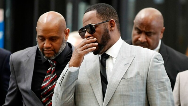 R. Kelly stellt aus Sicht der Staatsanwaltschaft „nach wie vor eine Gefahr“ dar. (Bild: APA/AFP/KAMIL KRZACZYNSKI)