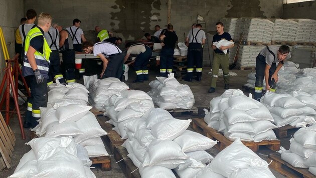 Seit Dienstag stehen die Villacher Feuerwehren im Dauereinsatz. 1000 Sandsäcke wurden befüllt. (Bild: HFW Villach)