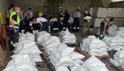 Seit Dienstag stehen die Villacher Feuerwehren im Dauereinsatz. 1000 Sandsäcke wurden befüllt. (Bild: HFW Villach)