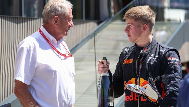 Jüri Vips (re.) zusammen mit Red-Bull-Motorsportchef Helmut Marko (Bild: GEPA )