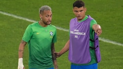 Zeigt Thiago Silva (re.) Neymar (li.) hier seine fußballerische Zukunft? (Bild: APA/AFP/Douglas Magno)