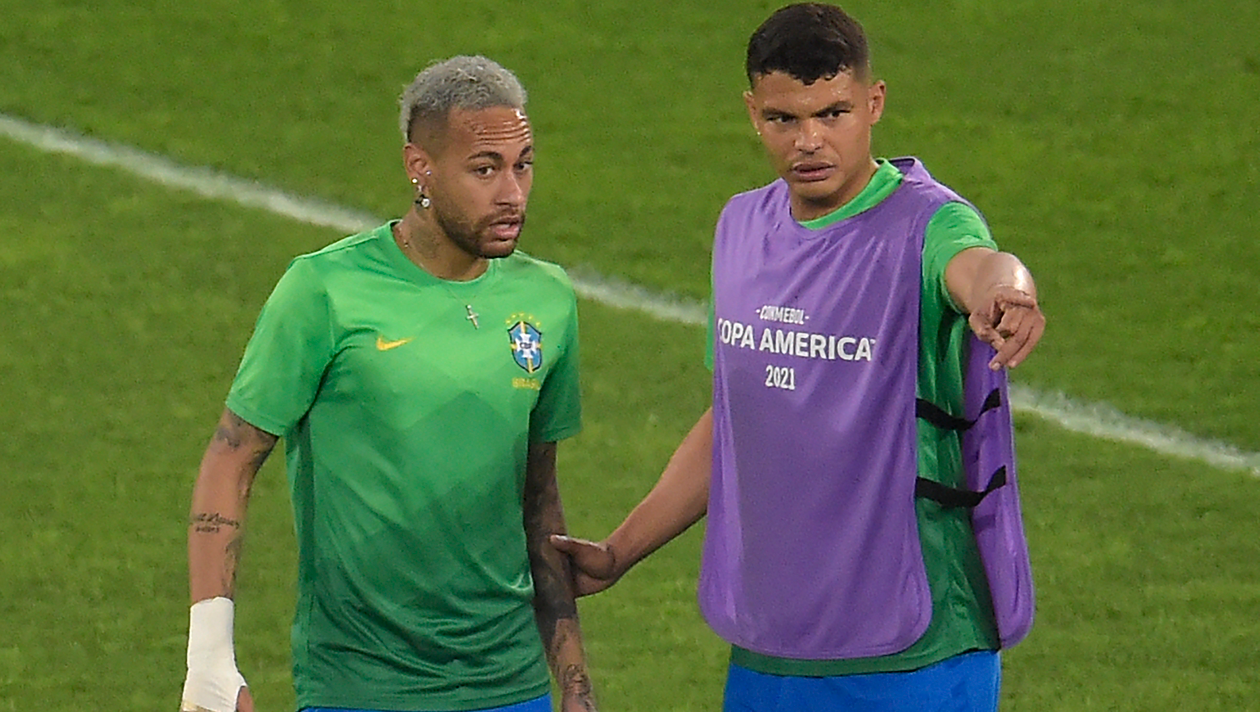 Zeigt Thiago Silva (re.) Neymar (li.) hier seine fußballerische Zukunft? (Bild: APA/AFP/Douglas Magno)