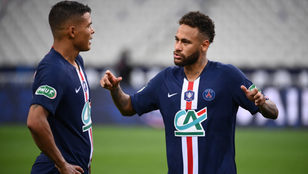 Noch bei Paris Saint-Germain: Thiago Silva (li.) im Gespräch mit Neymar (re.) (Bild: APA/AFP/FRANCK FIFE)