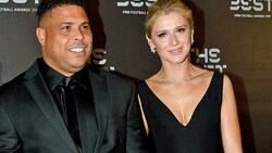 Brasiliens Legende Ronaldo hier im Jahr 2019 bei der „The Best“-FIFA-Gala mit seiner Frau Celina Locks (Bild: APA/AFP/Tiziana FABI)