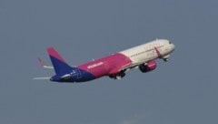 Das serbische Pärchen konnte der Wizz Air-Maschine nur vom Boden aus nachwinken. (Bild: P. Huber)