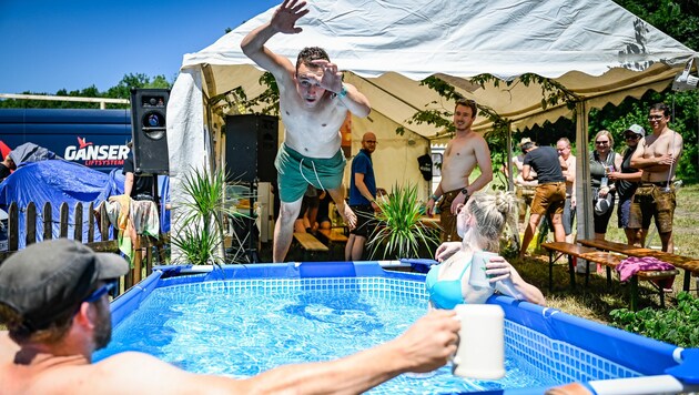 Martin aus Steinerkirchen an der Traun wagte den Sprung ins kühle Nass. (Bild: Alexander Schwarzl)