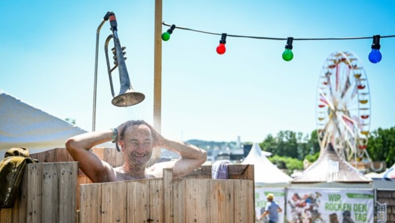 Für den Anlass perfekt: Eine selbst gebastelte Trompeten-Dusche. (Bild: Alexander Schwarzl)