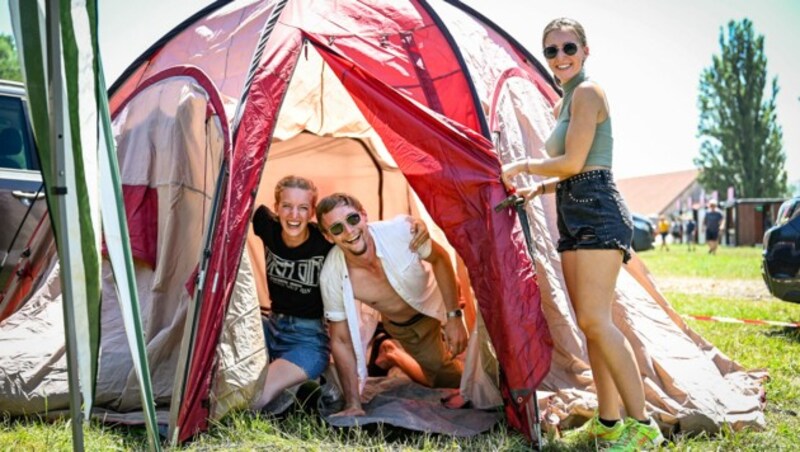 Trotz brütender Hitze beim Zeltaufbau war auf dem Campingplatz beste Laune überall. (Bild: Alexander Schwarzl)