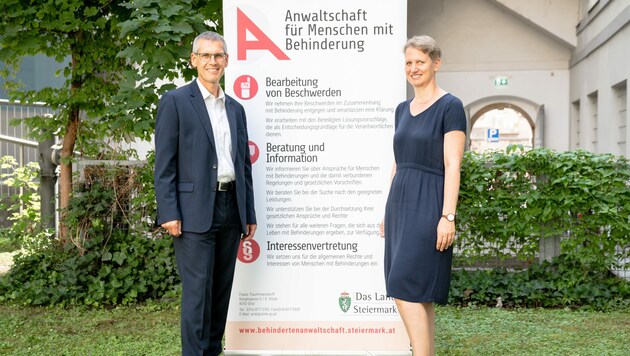 Anwalt Siegfried Suppan und Monika Klaffenböck, Leiterin der regionalen Beratungszentren für Menschen mit Behinderung. (Bild: Land Steiermark/Binder)
