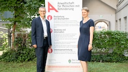Anwalt Siegfried Suppan und Monika Klaffenböck, Leiterin der regionalen Beratungszentren für Menschen mit Behinderung. (Bild: Land Steiermark/Binder)