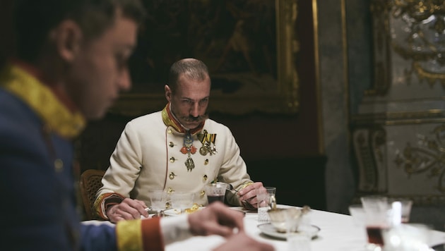 Florian Teichtmeister als Kaiser Franz Josef in „Corsage“ (Bild: Alamode Film ©Felix Vratny)