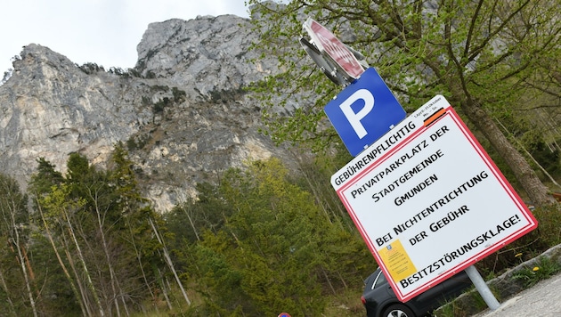Seit April gilt am Fuße des Traunsteins eine Parkgebühr. (Bild: Wolfgang Spitzbart)
